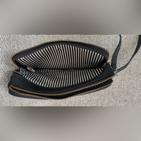 Stylish Black Bag with Gold Zipper - Picture 4 of 16